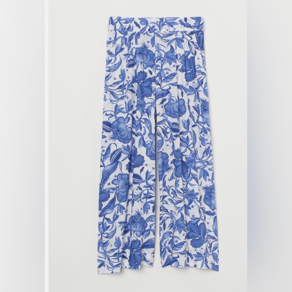 H&M blue floral cropped pants